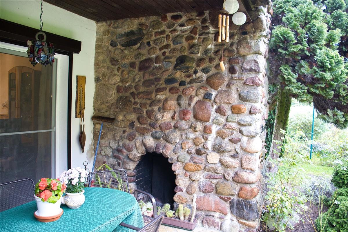 Außenkamin mit Feldsteinen