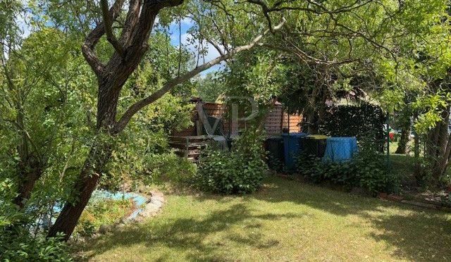 Garten neben Garage