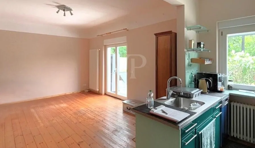 Wohnbereich mit offener Küche und Zugang auf die Terrasse