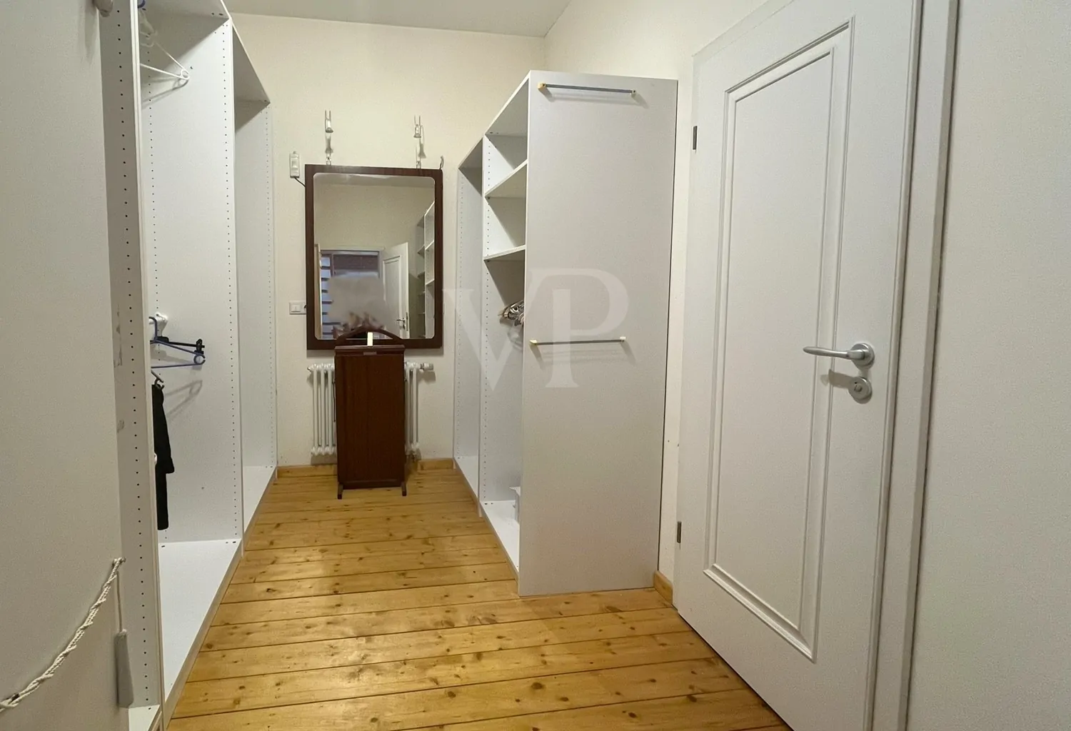 Ankleide mit Zugang zum Badezimmer