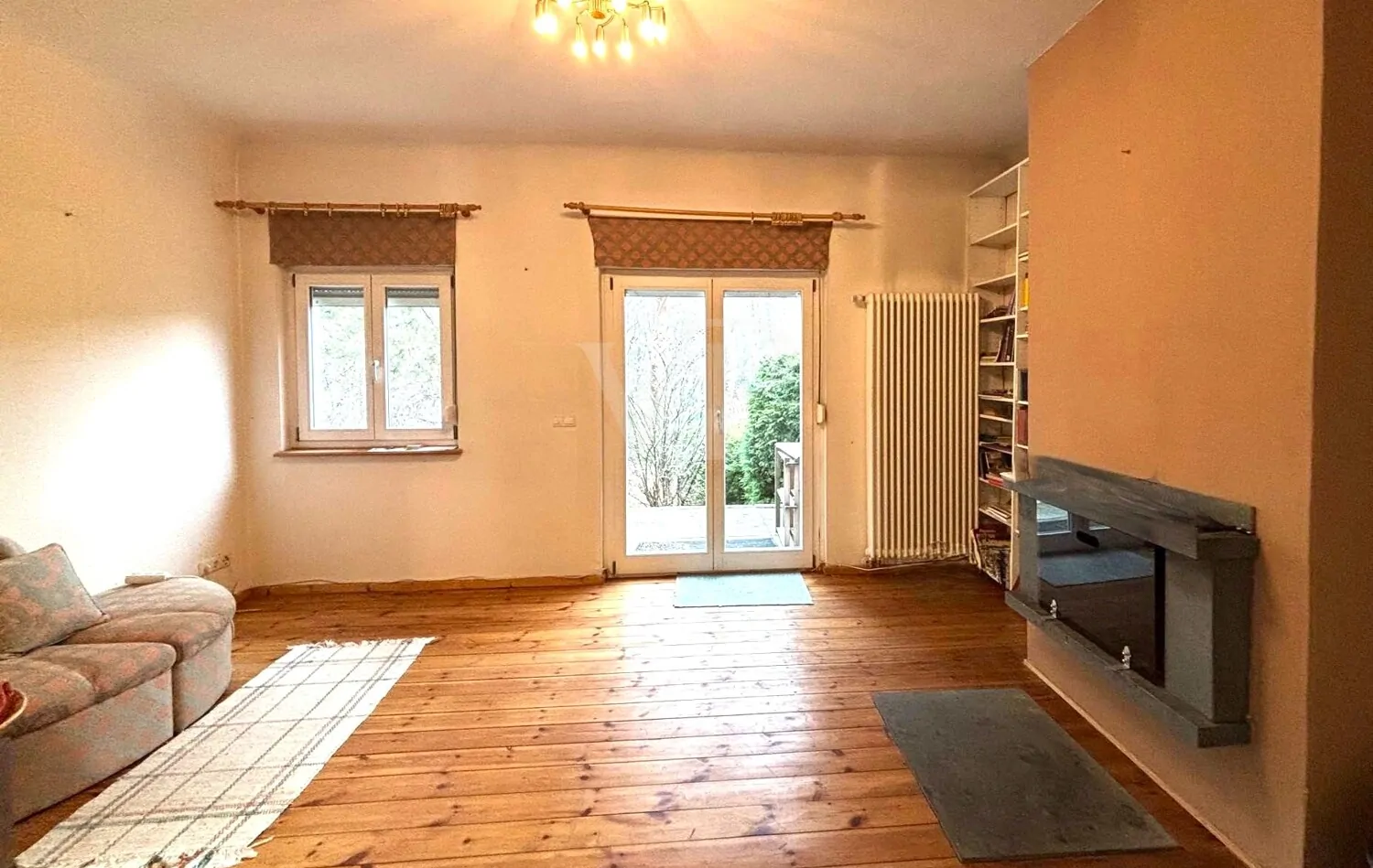 Kaminzimmer mit Ausgang in Garten