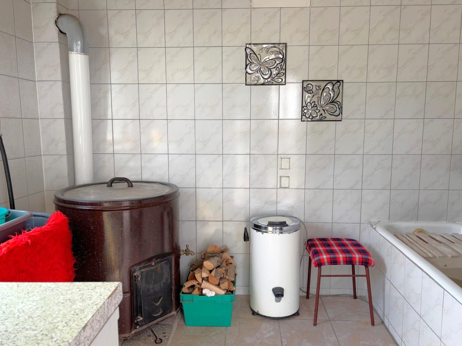 Waschhaus mit altem Waschkessel und Badewanne