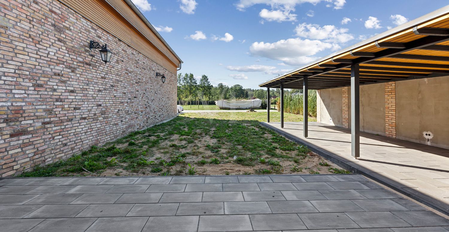 Terrasse / Freifläche für Pool / überdachter Freisitz