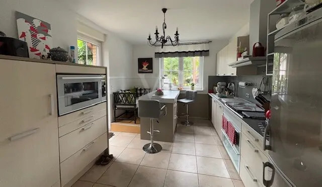 Küche mit Sitztresen