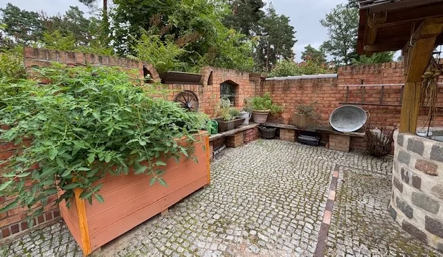 Vorfläche mit Details und Brunnen