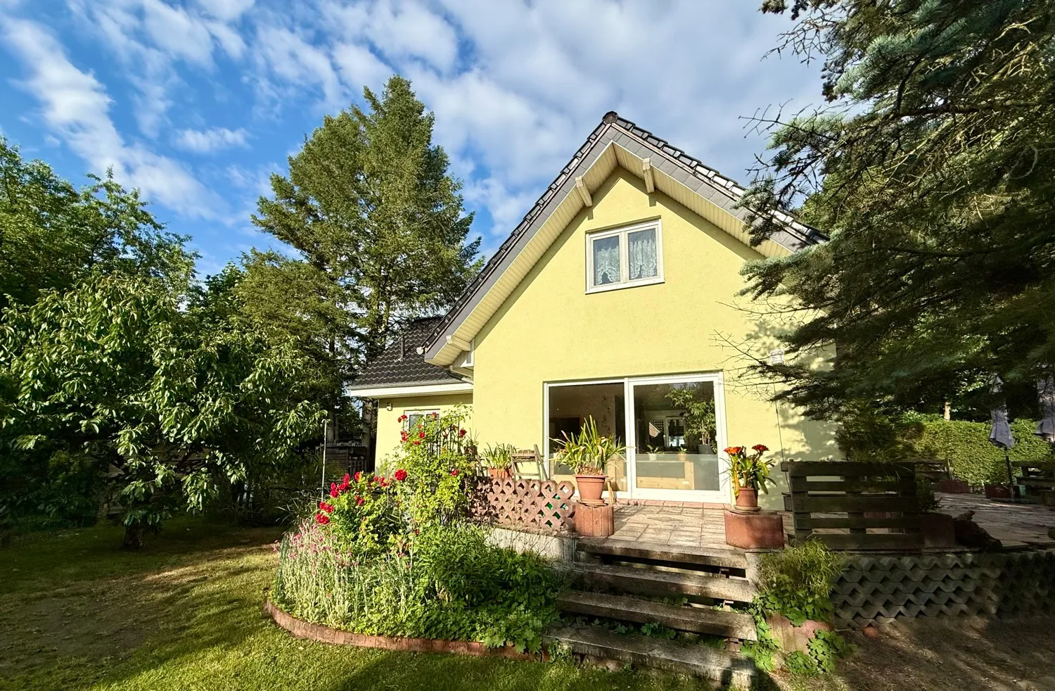 Modern detached house with large garden, ready for immediate occupancy