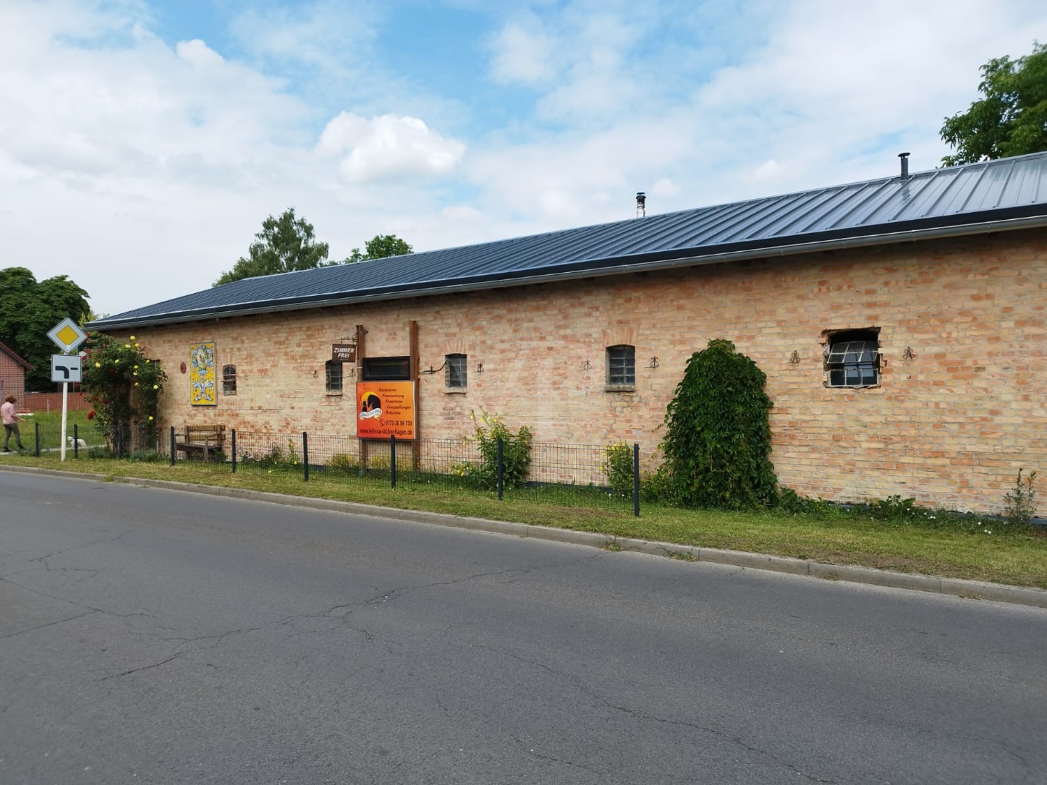 Straßenansicht auf den Stall