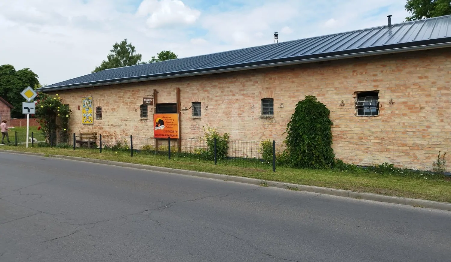 Straßenansicht auf den Stall