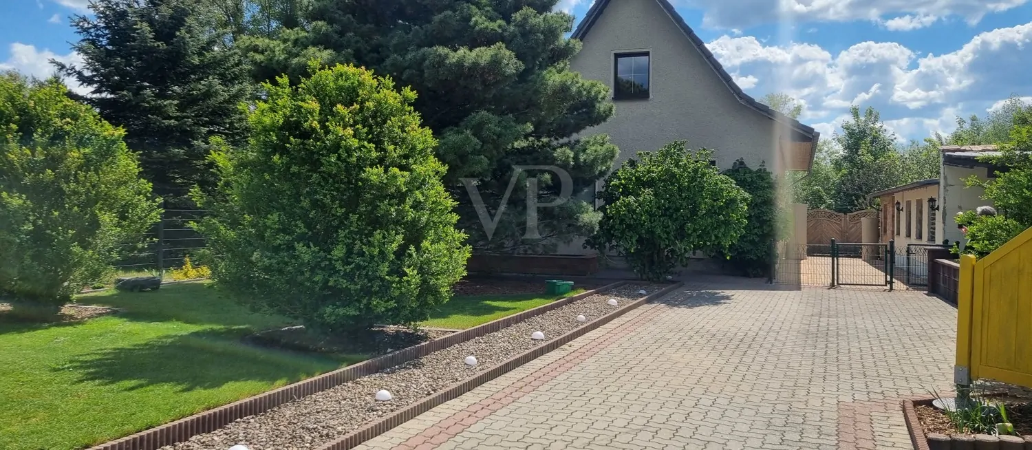 beleuchtete Auffahrt