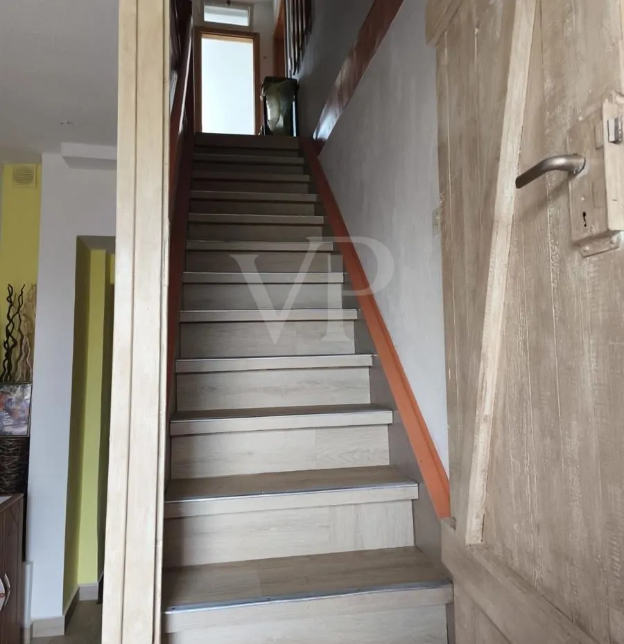 Treppenaufgang innen zum DG