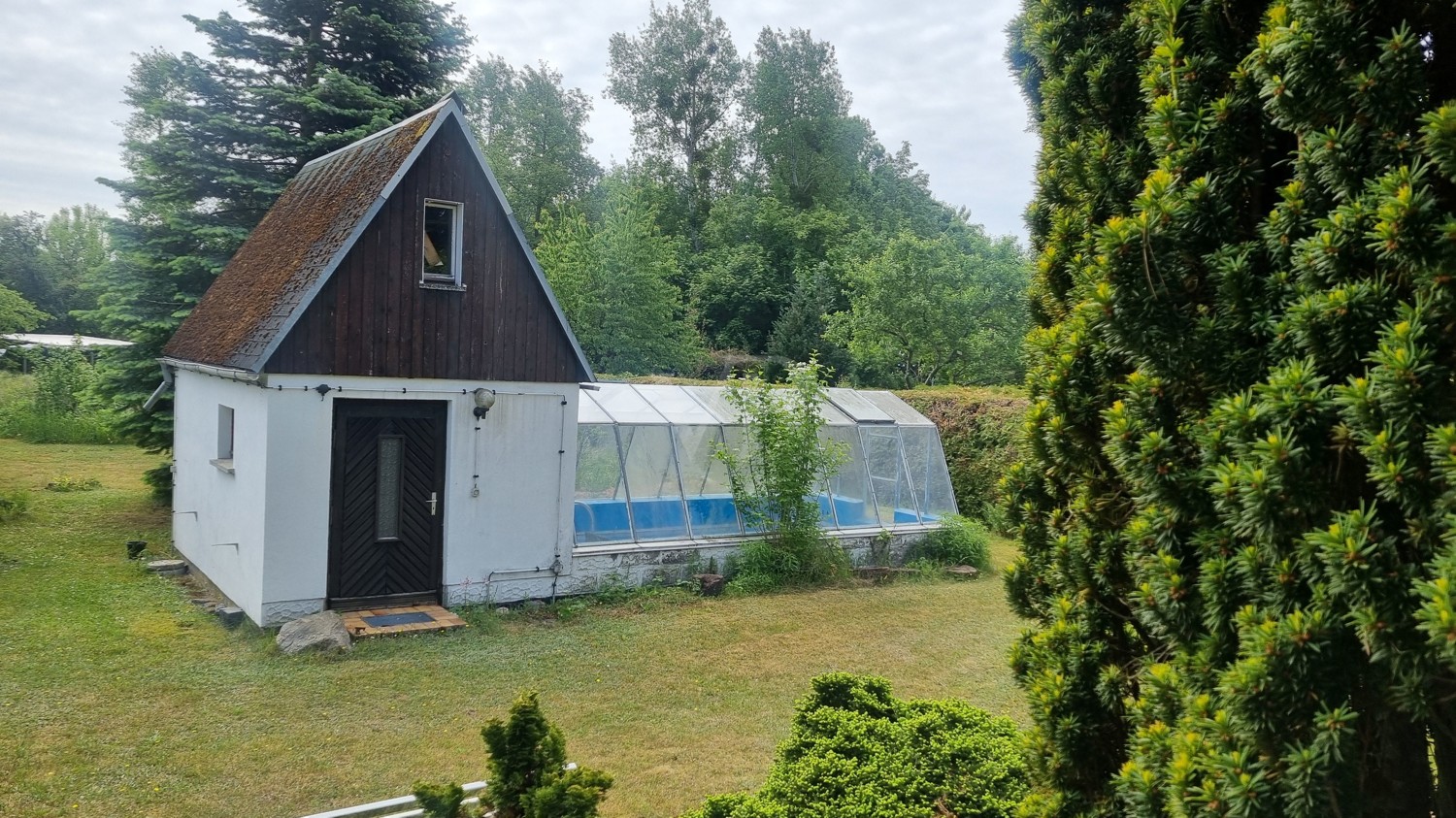 Gartenhaus mit Pool