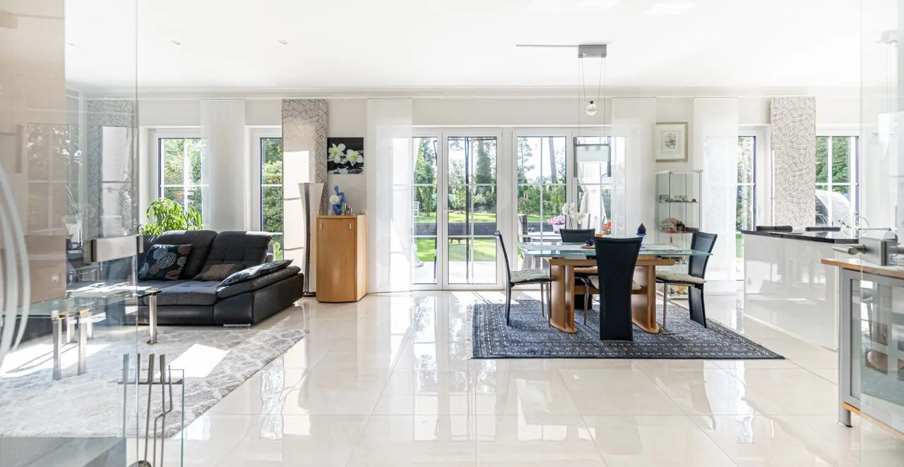 Wohnbereich Blick in Garten Exp