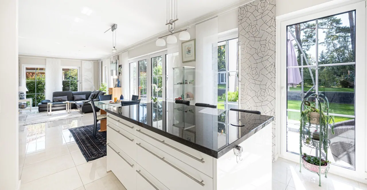 Blick Küche in Wohnzimmer