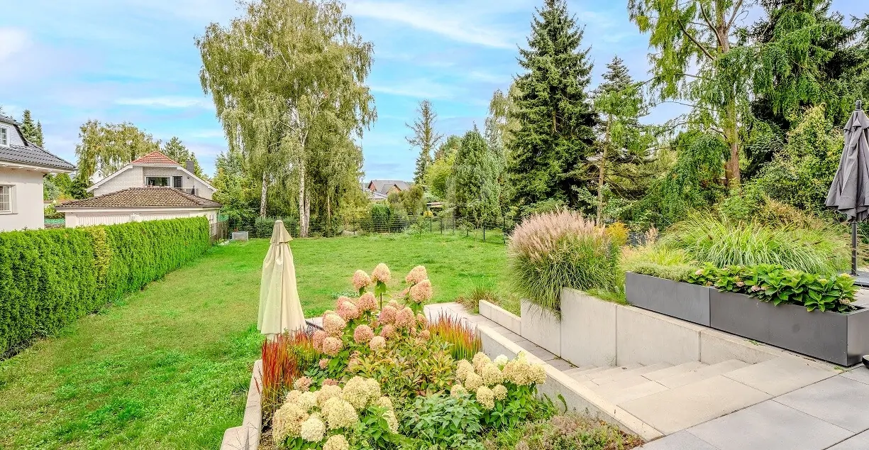 Gartenzugang über Ost-Süd-Terrasse