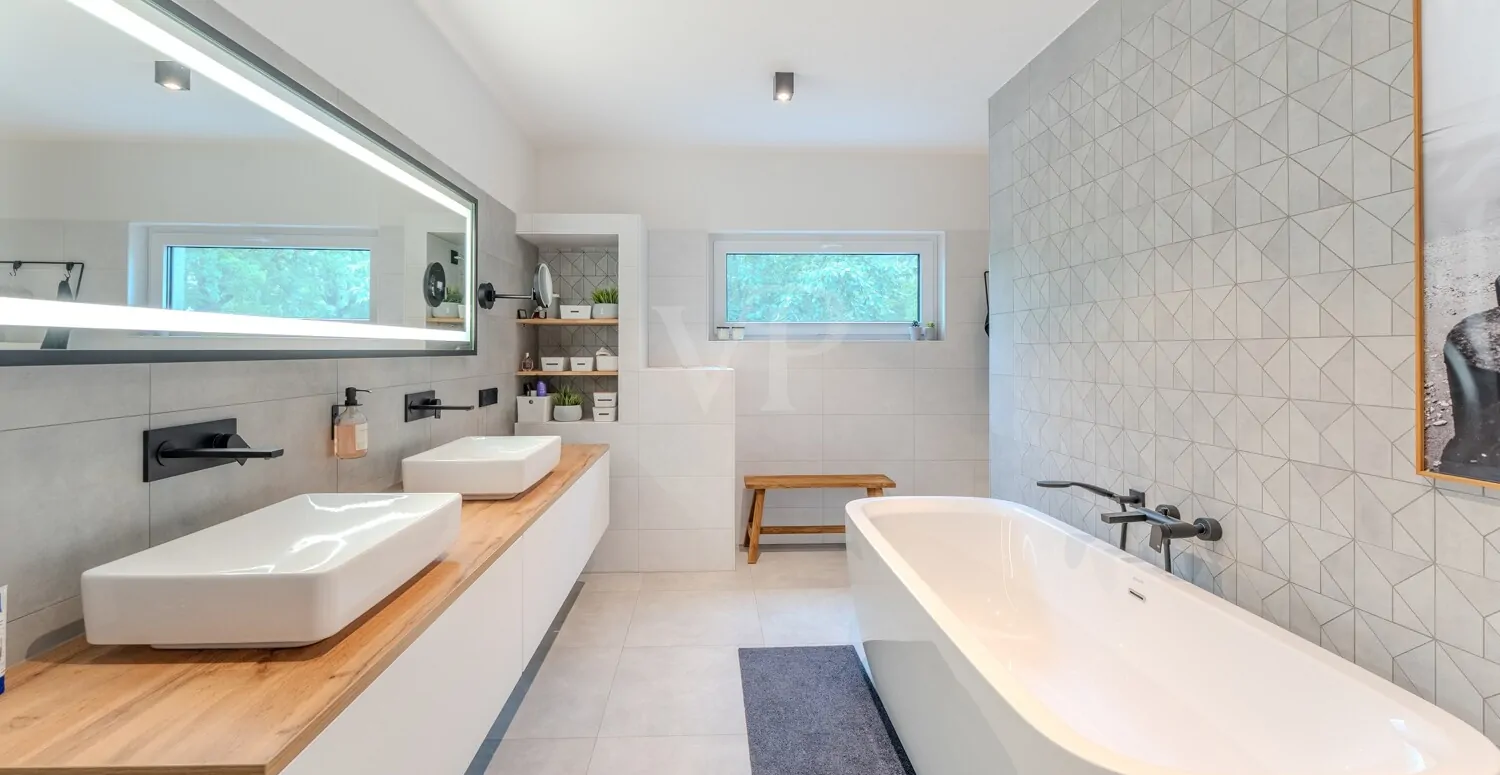 Dusch- und Wannenbad im Obergeschoss