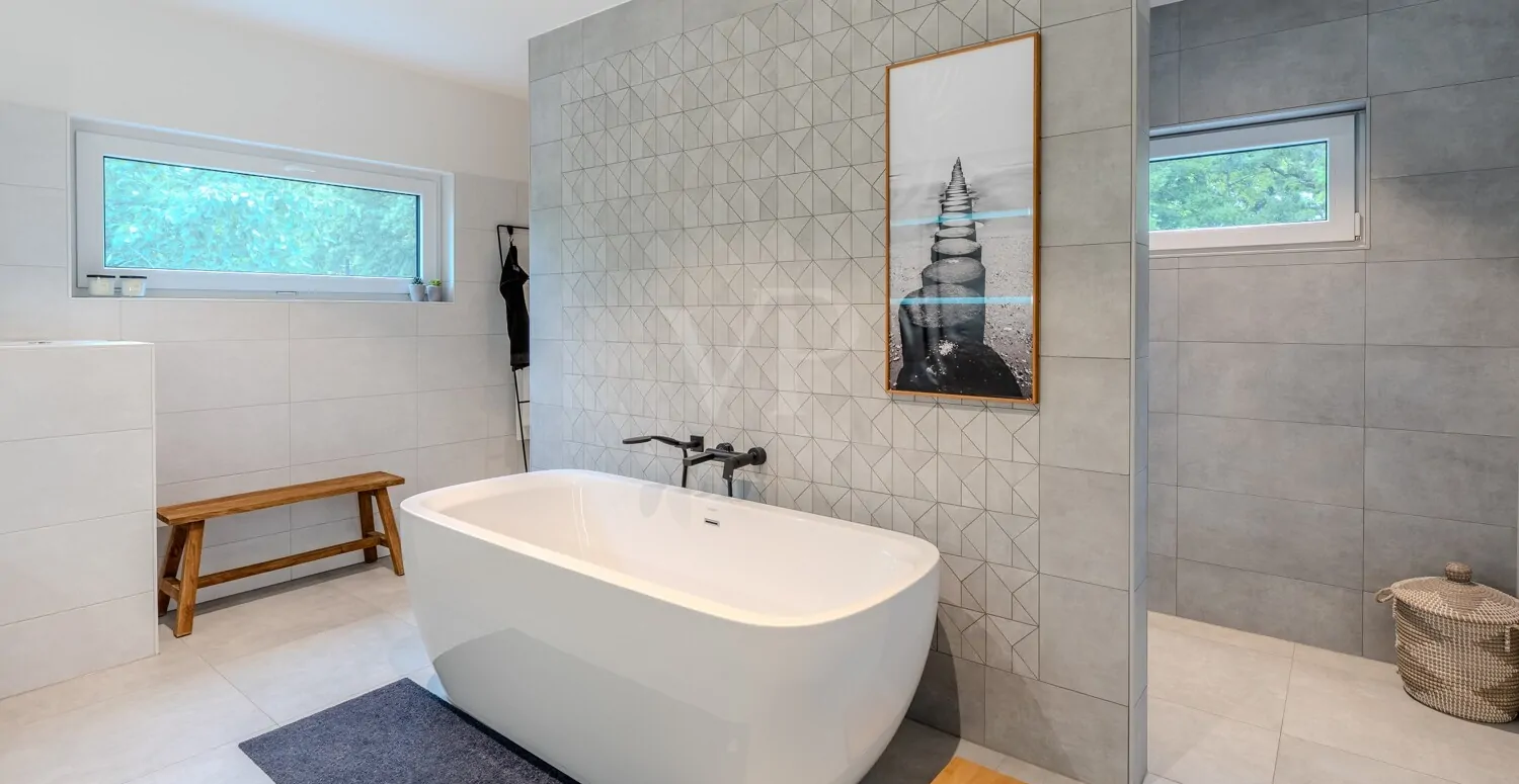 Dusch- und Wannenbad im Obergeschoss