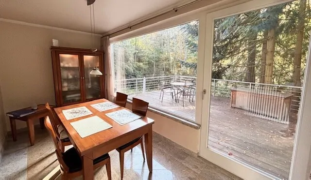 Essbereich mit Blick auf Terrasse