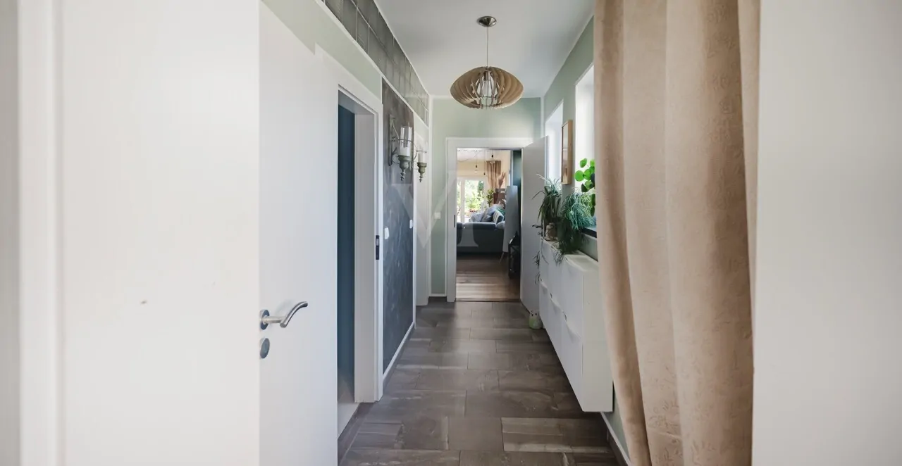 Flur * Bad * Wohnzimmer