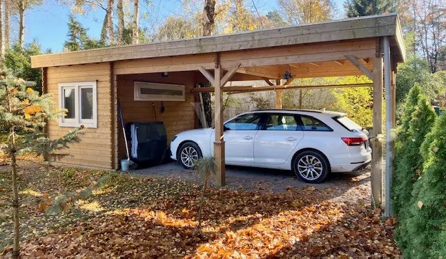 Carport mit Schuppen