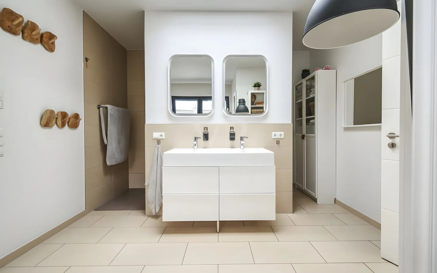 Masterbad mit Blick zur Dusche und dem WC