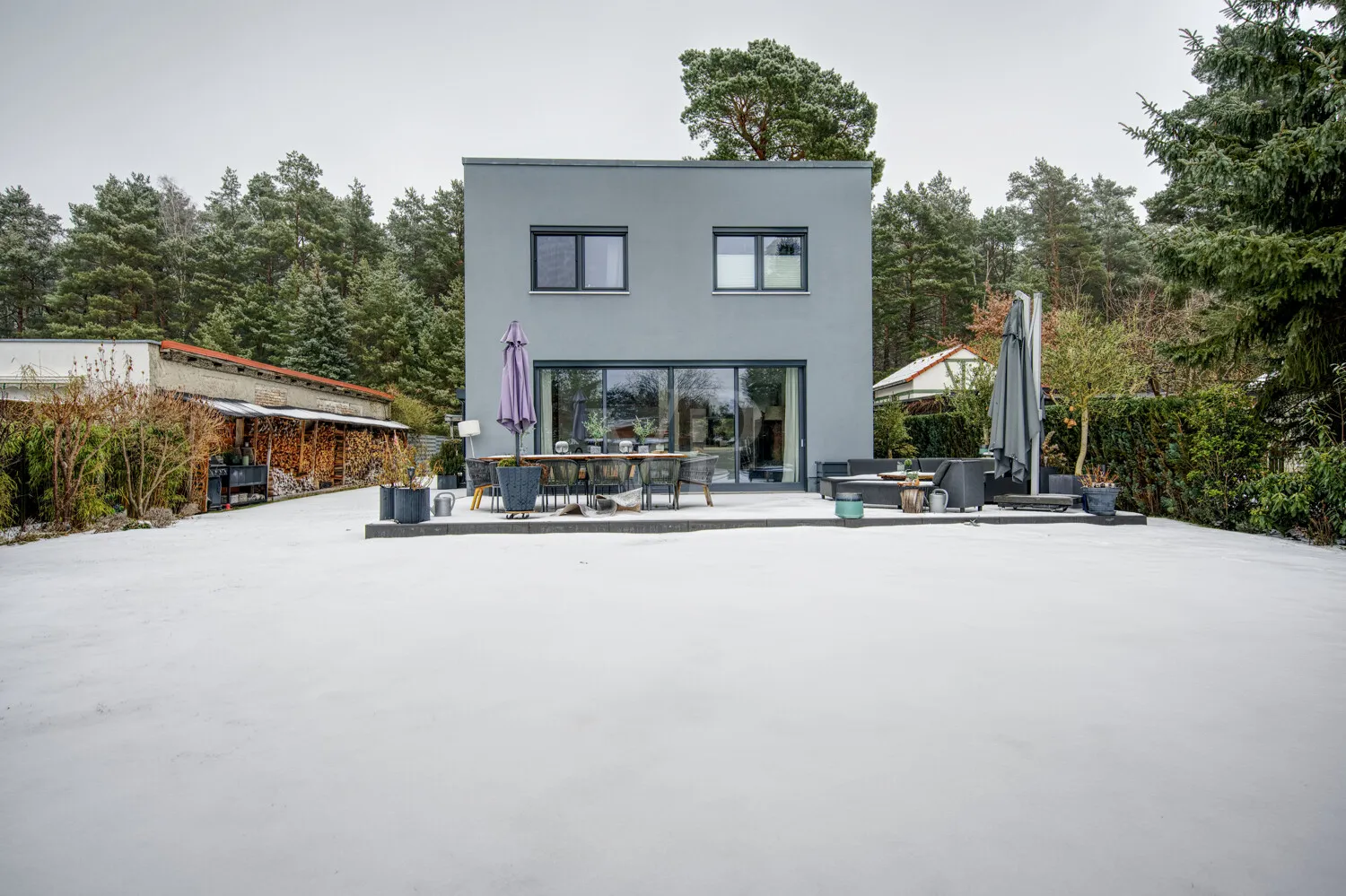 Blick vom Pool zum Haus