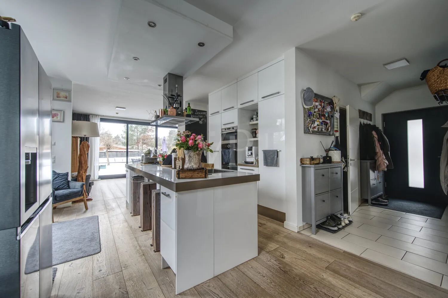 Küche mit Blick zum Hauseingang