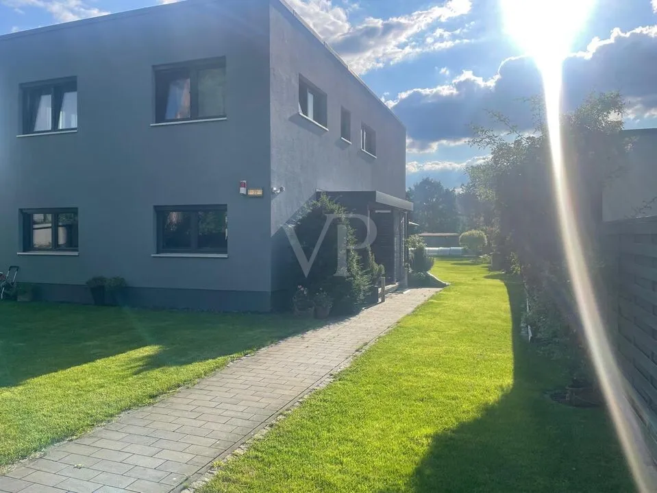 Eingangsbereich im Sommer