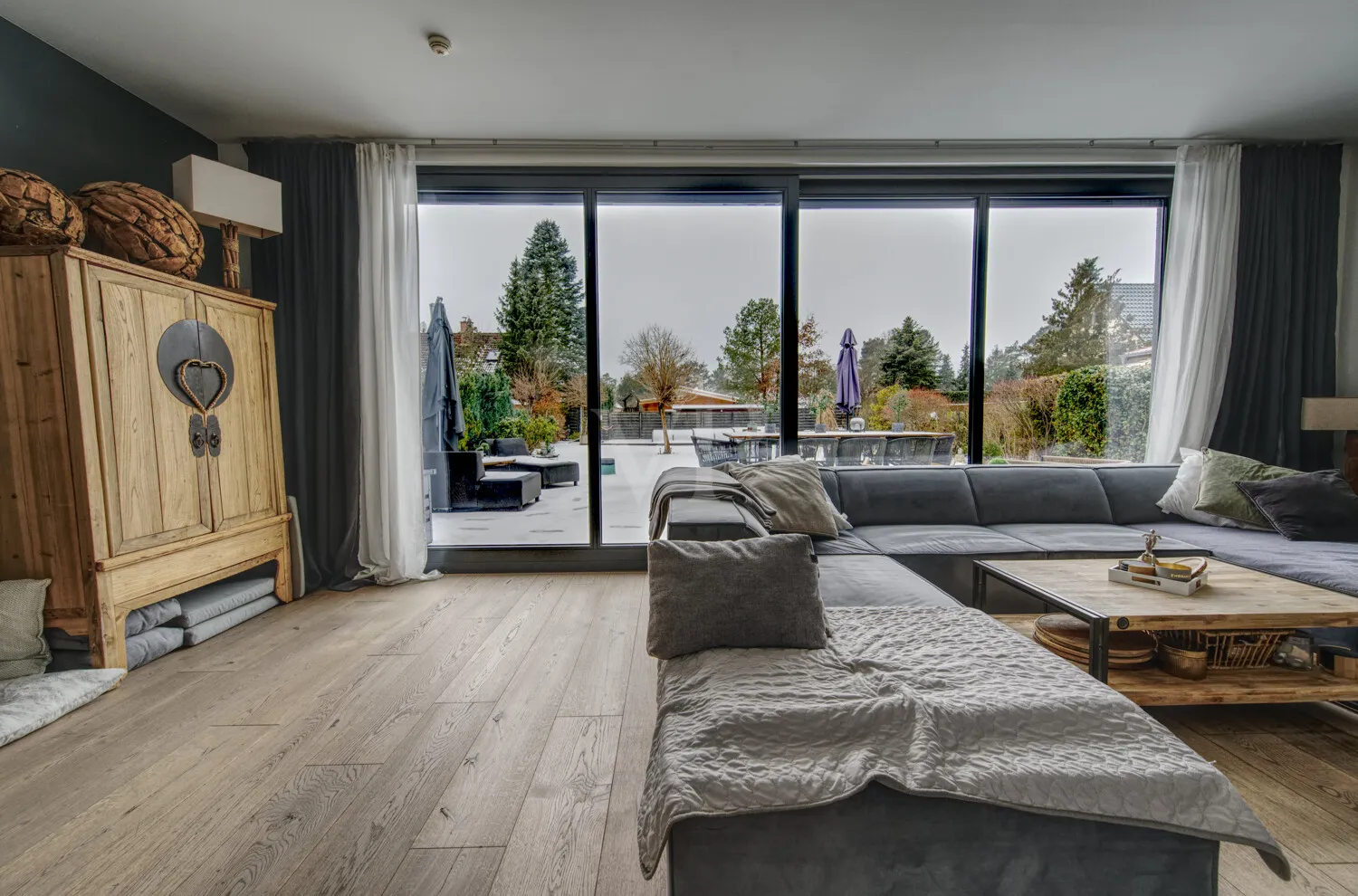 Wohnzimmer mit Blick in den Garten