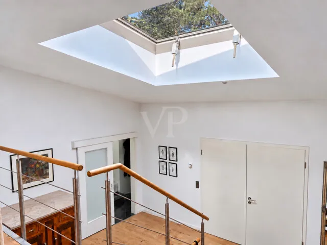 Galerie im Obergeschoss mit Übergang Masterbedroom und Masterbad