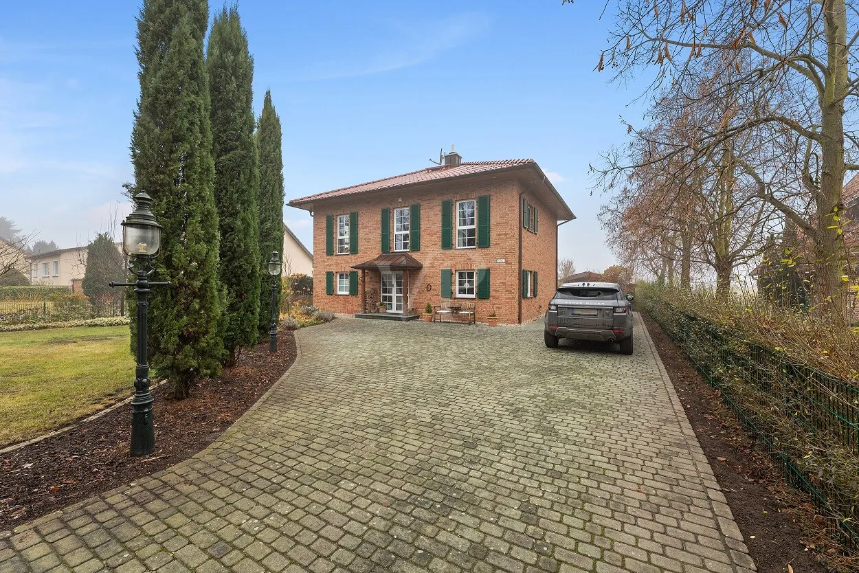 Grundstücksauffahrt / Herbst-/Winterimpression