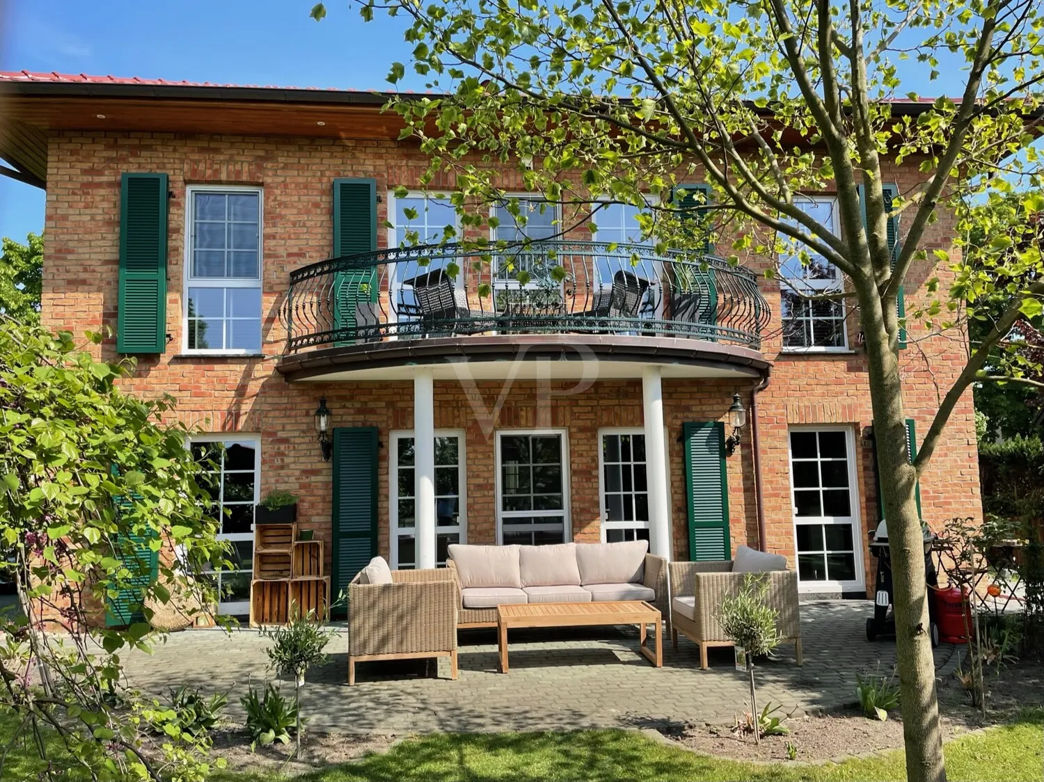 Hausansicht gartenseitig / Sommerimpression