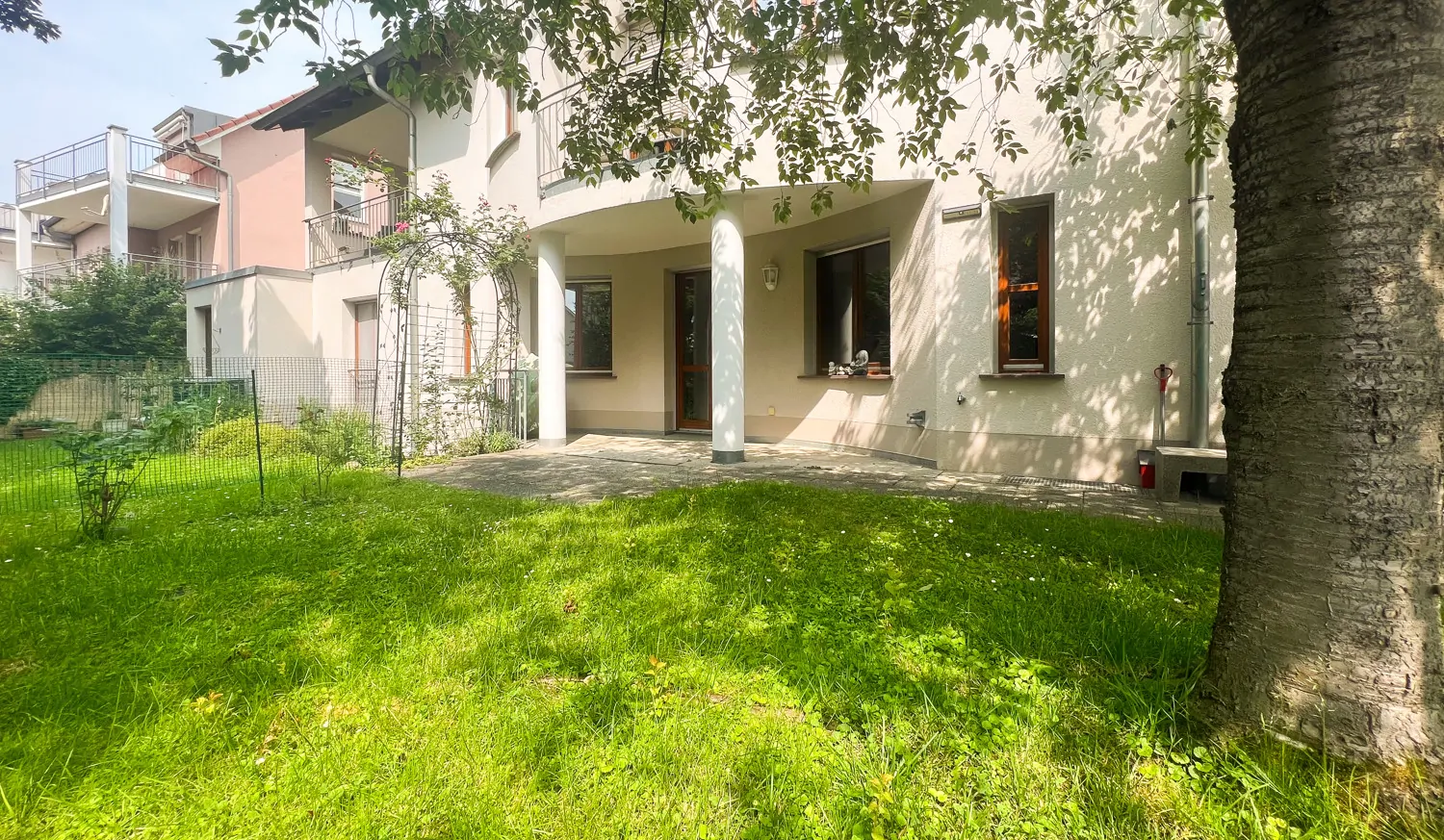 Garten mit Blick auf den Freisitz