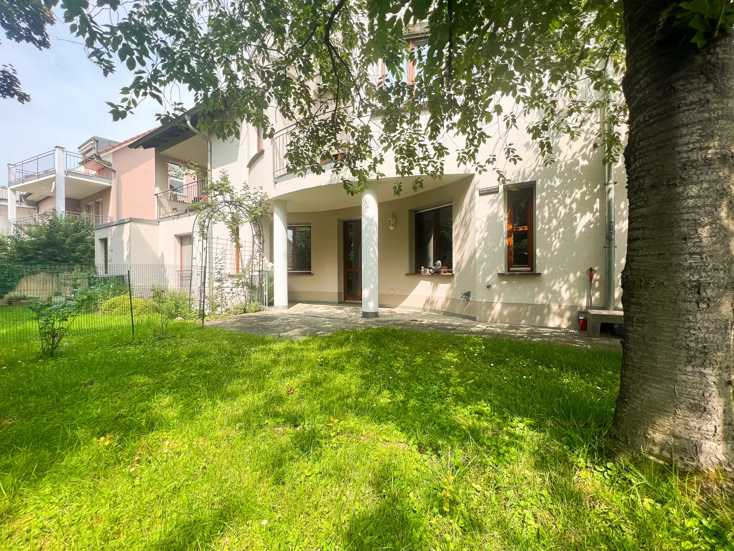 Garten mit Blick auf den Freisitz