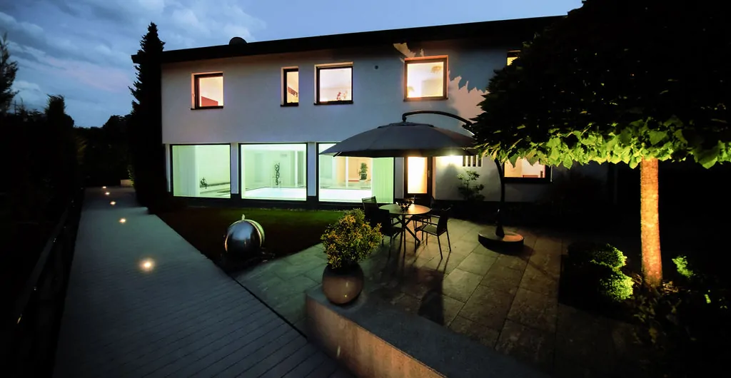 Westansicht bei Nacht