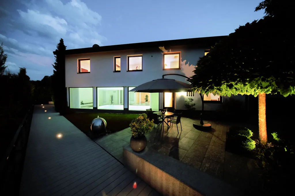 Westansicht bei Nacht