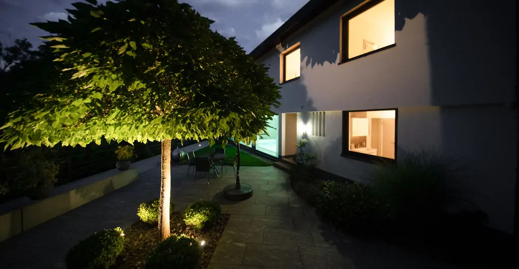 Gartenansicht bei Nacht