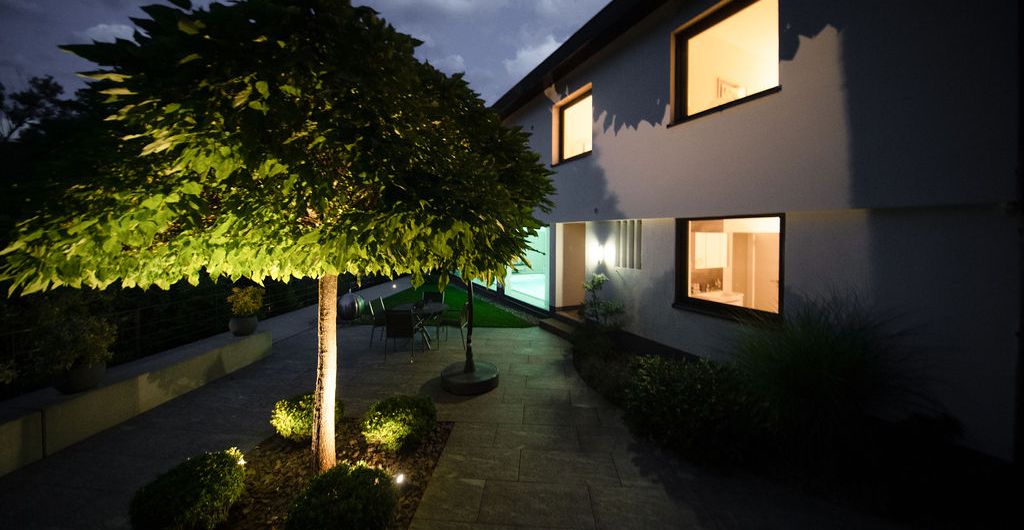 Gartenansicht bei Nacht