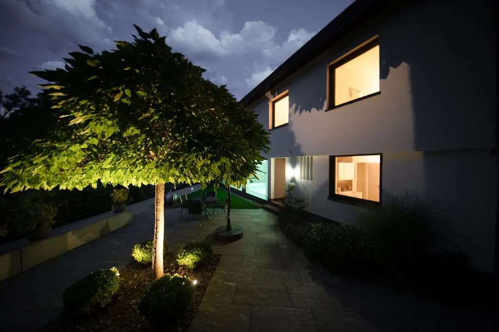 Gartenansicht bei Nacht