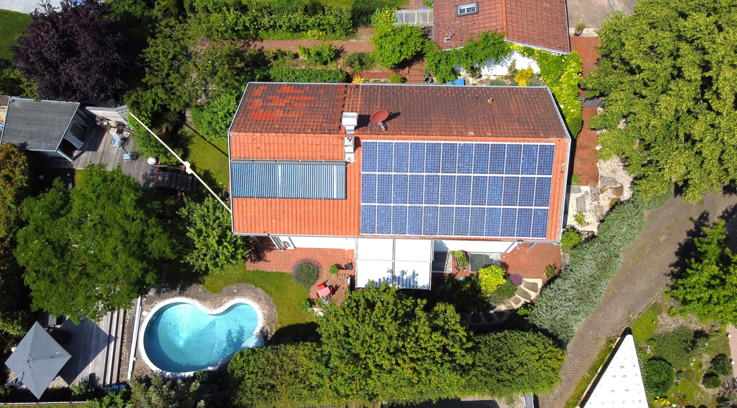 Grundstücksübersicht mit Blick auf Photovoltaik und Solarpanele