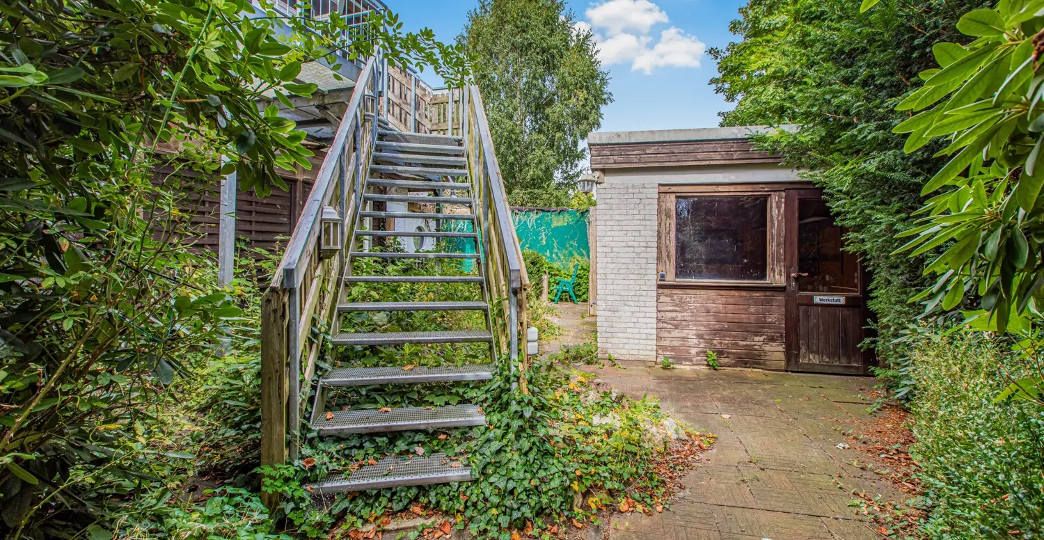 Zugang mit Garten und Werkstatt