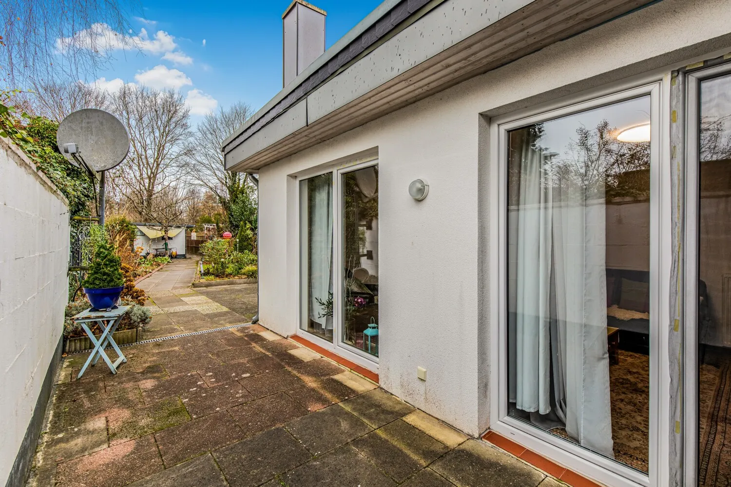 Charming semi-detached house with modern extension on an easy-to-maintain plot