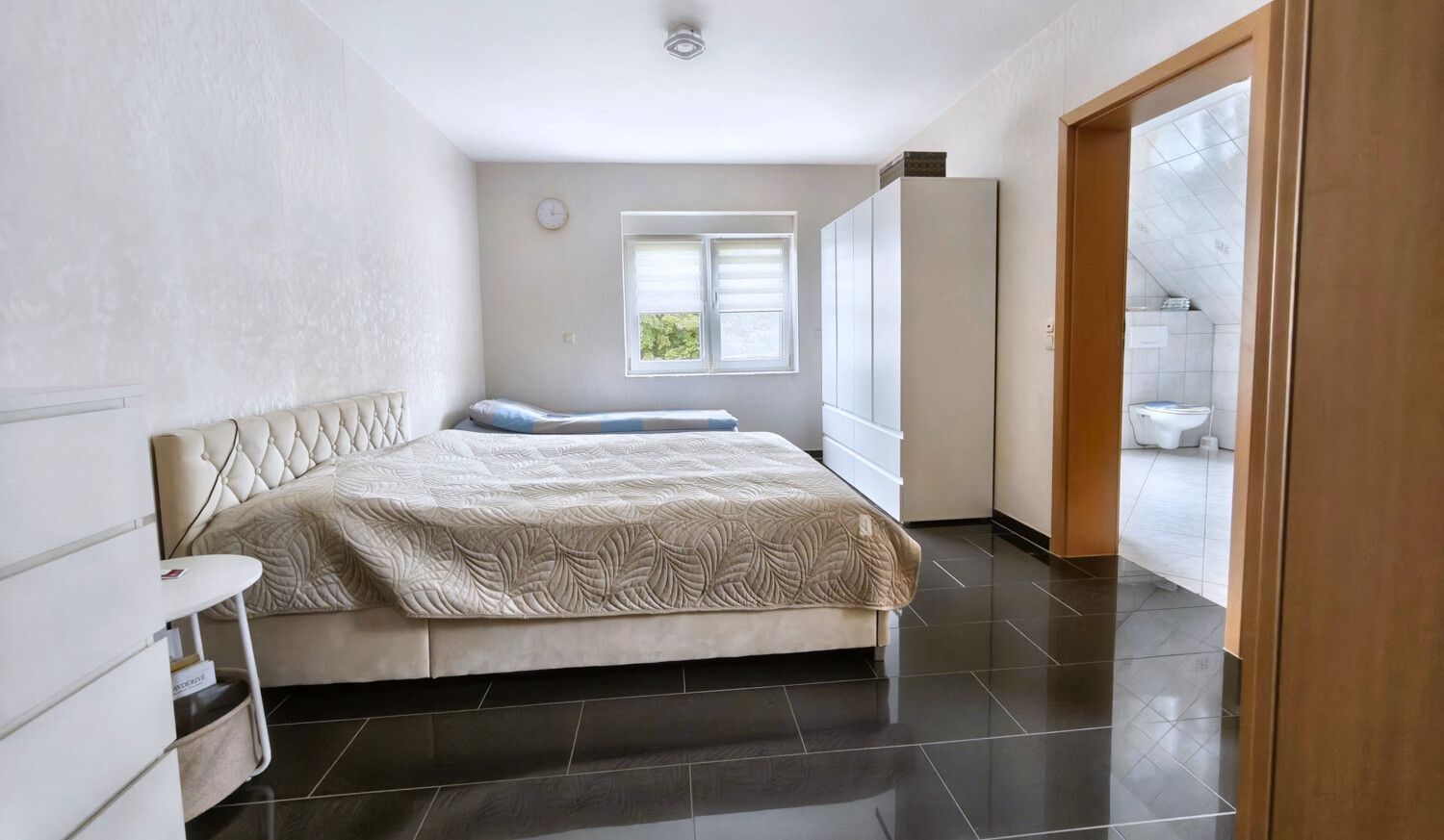 Anbau 1.OG Schlafzimmer mit eigenem Bad