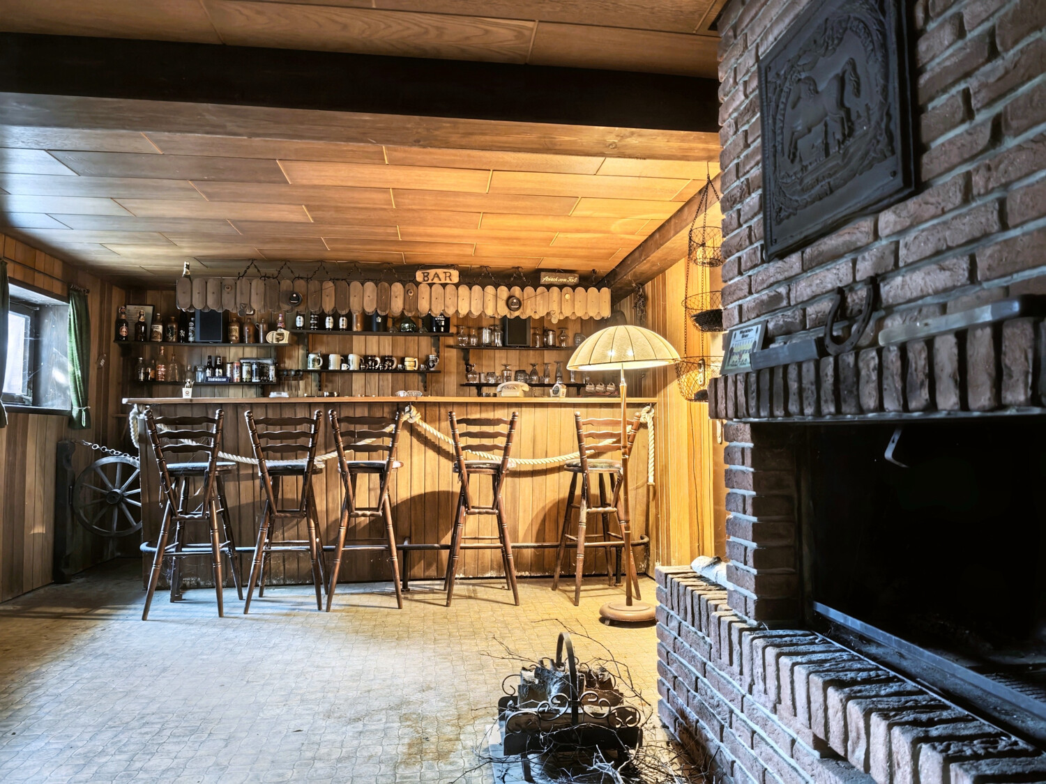 Kellerbar mit Kamin