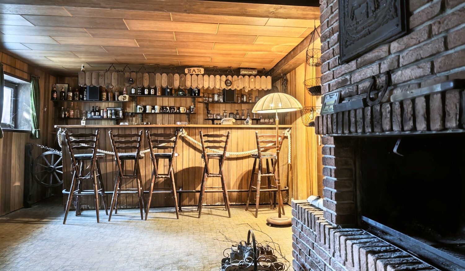 Kellerbar mit Kamin