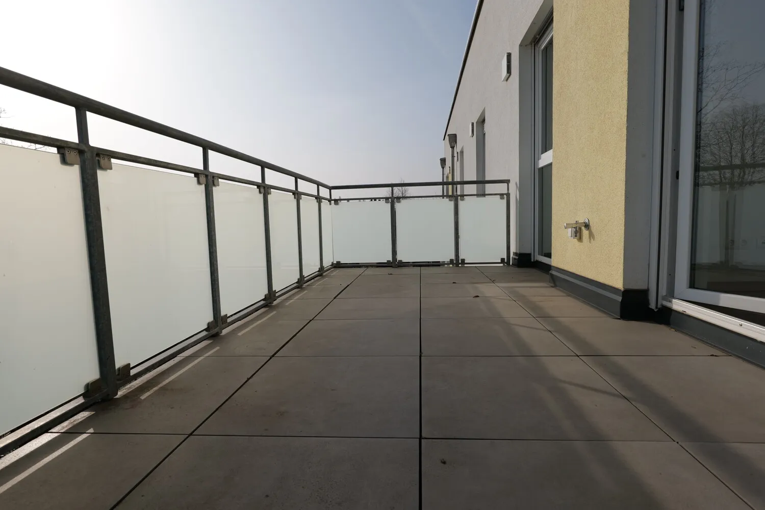 Balkon mit Wasser und Strom