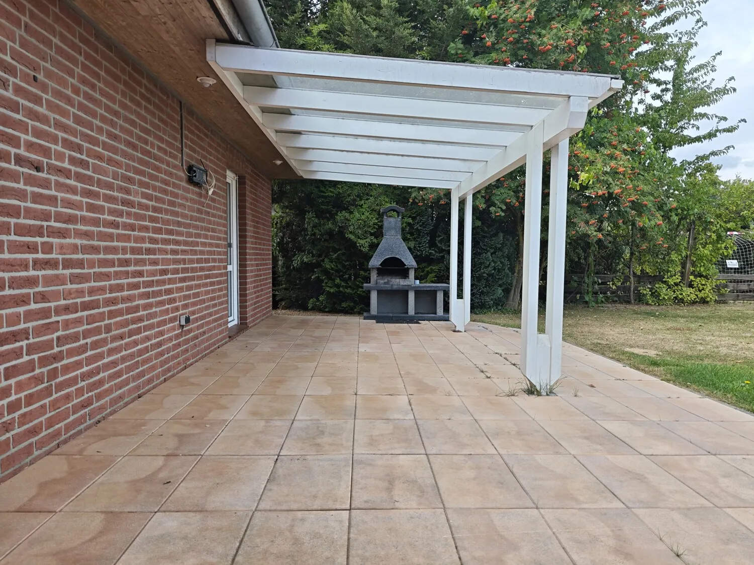 teilüberdachte Terrasse