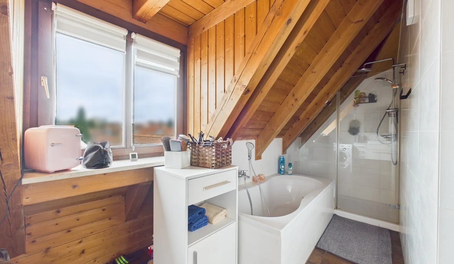 Tageslichtbad mit Wanne und Dusche