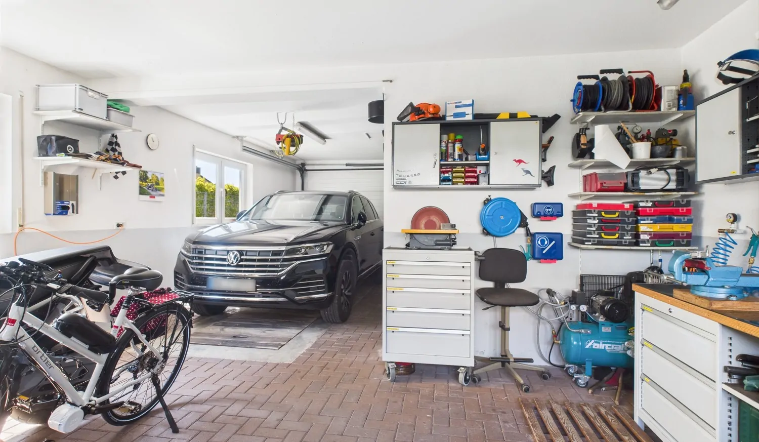 Garage mit Werkstatt und Grube