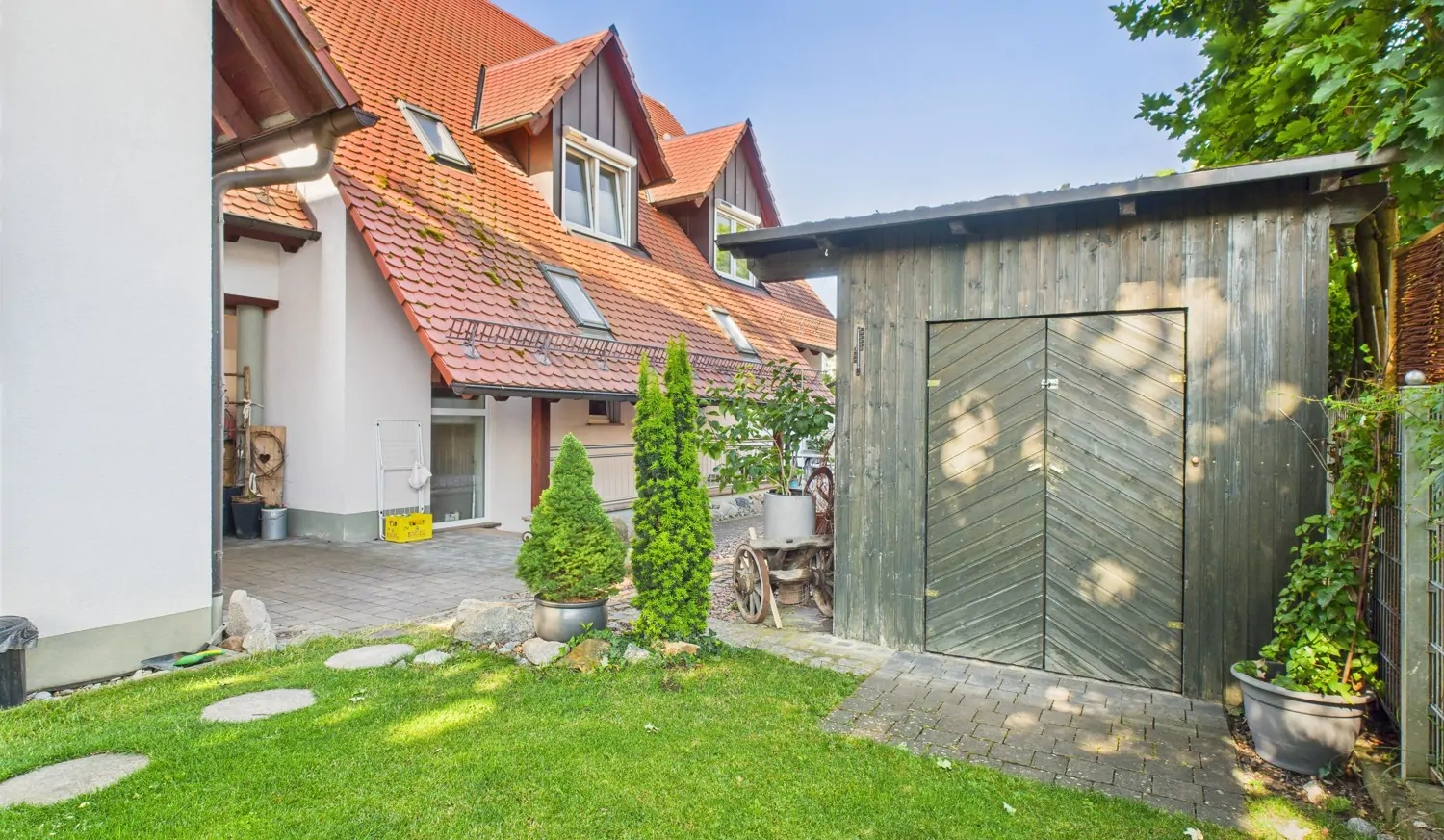 Nordansicht mit Gartenstück