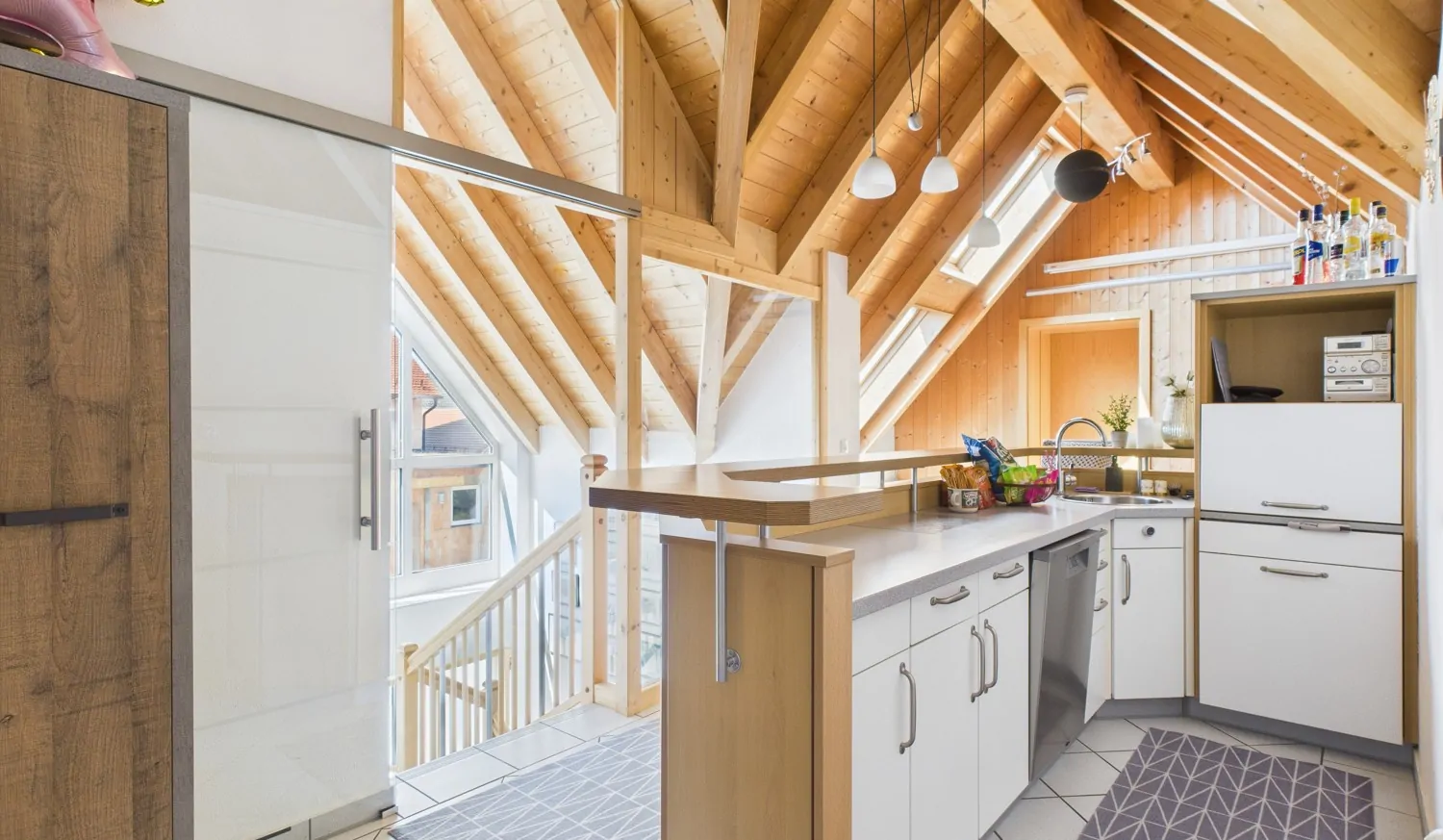 Offener Empfangsraum mit Küchentresen